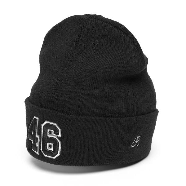 Черная шапка с номером 46