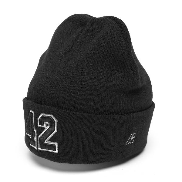 Черная шапка с номером 42