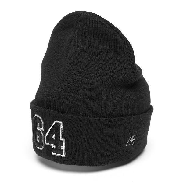 Черная шапка с номером 64