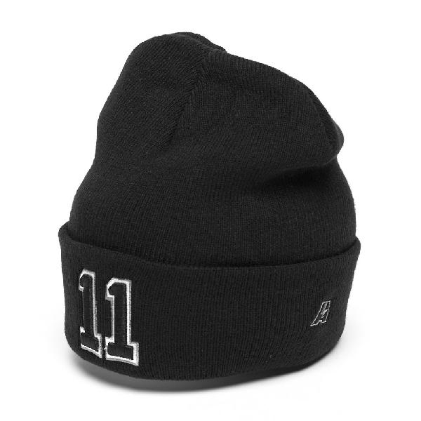 Черная шапка с номером 11