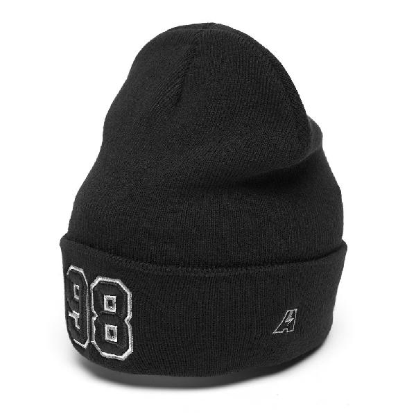 Черная шапка с номером 98