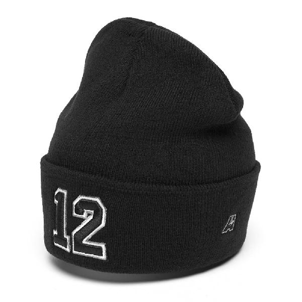 Черная шапка с номером 12